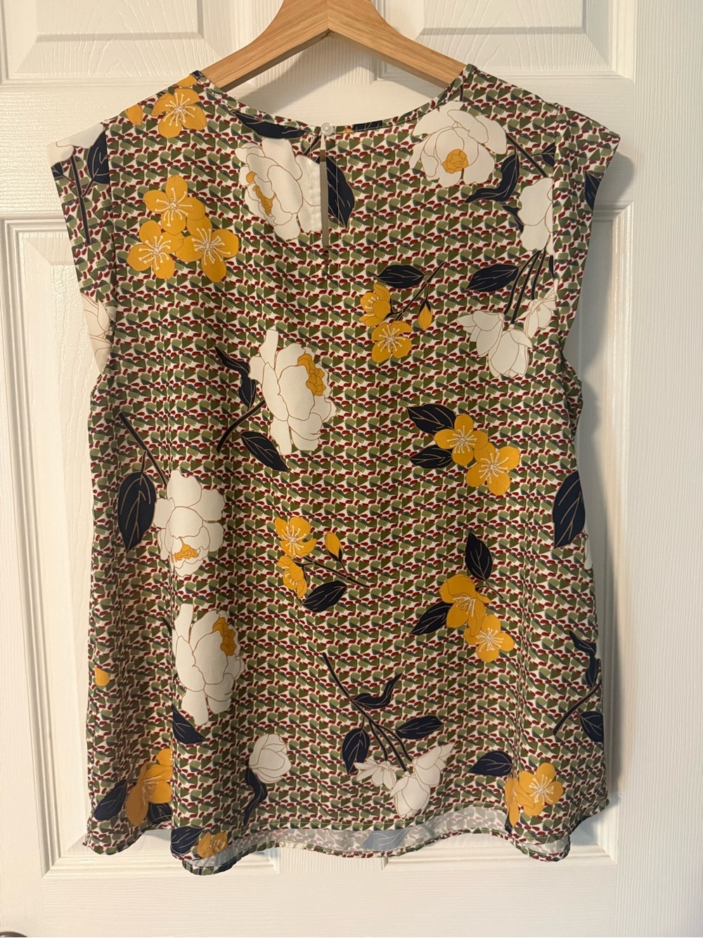 3/$10 VERO GREEN FLORAL SLEEVELESS - Picture 5 of 5